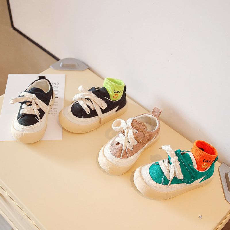 Weiche Kinderschuhe mit Klettverschluss