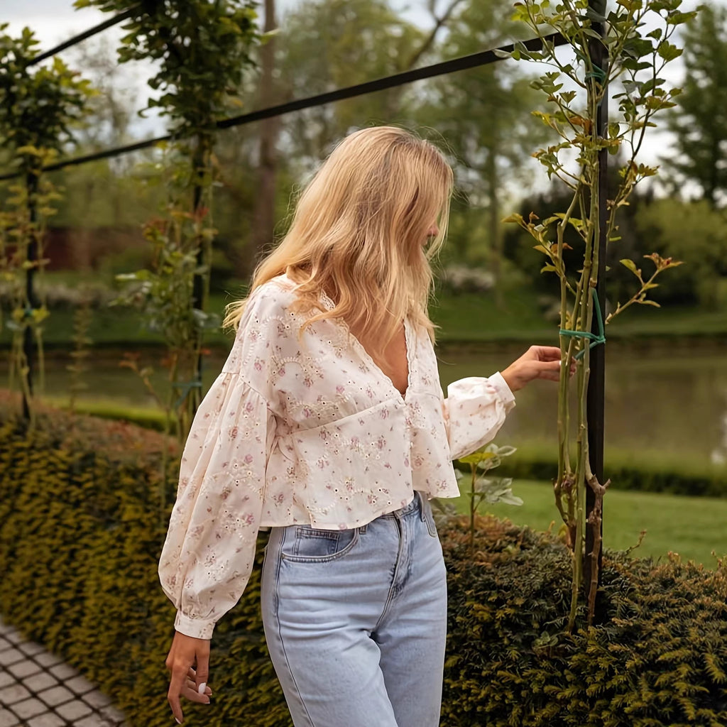 Bestickte Bluse mit Laternenärmeln und V-Ausschnitt – Bild 3 | LuxeStyle