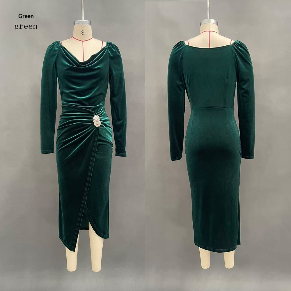 Samtkleid mit langen Ärmeln und Schlitz