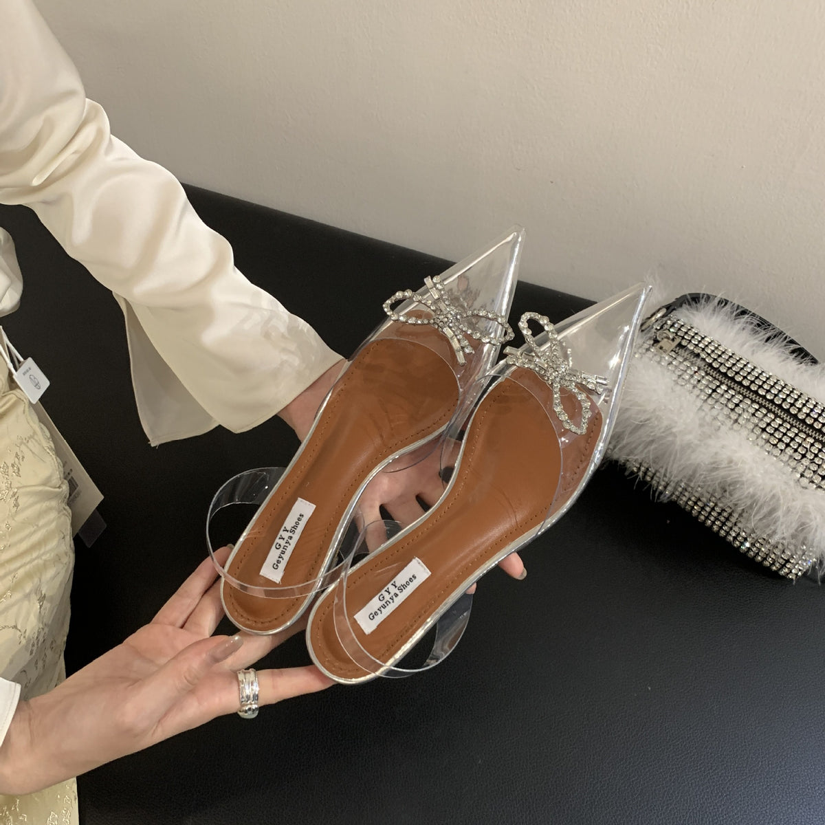 High Heels mit spitzem Zeh und Strass – Bild 5 | LuxeStyle