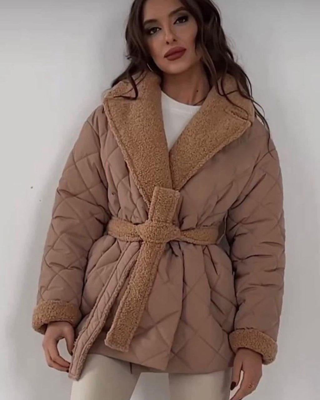 Kurz geschnittene Jacke mit umschlagbarem Kragen – Bild 5 | LuxeStyle