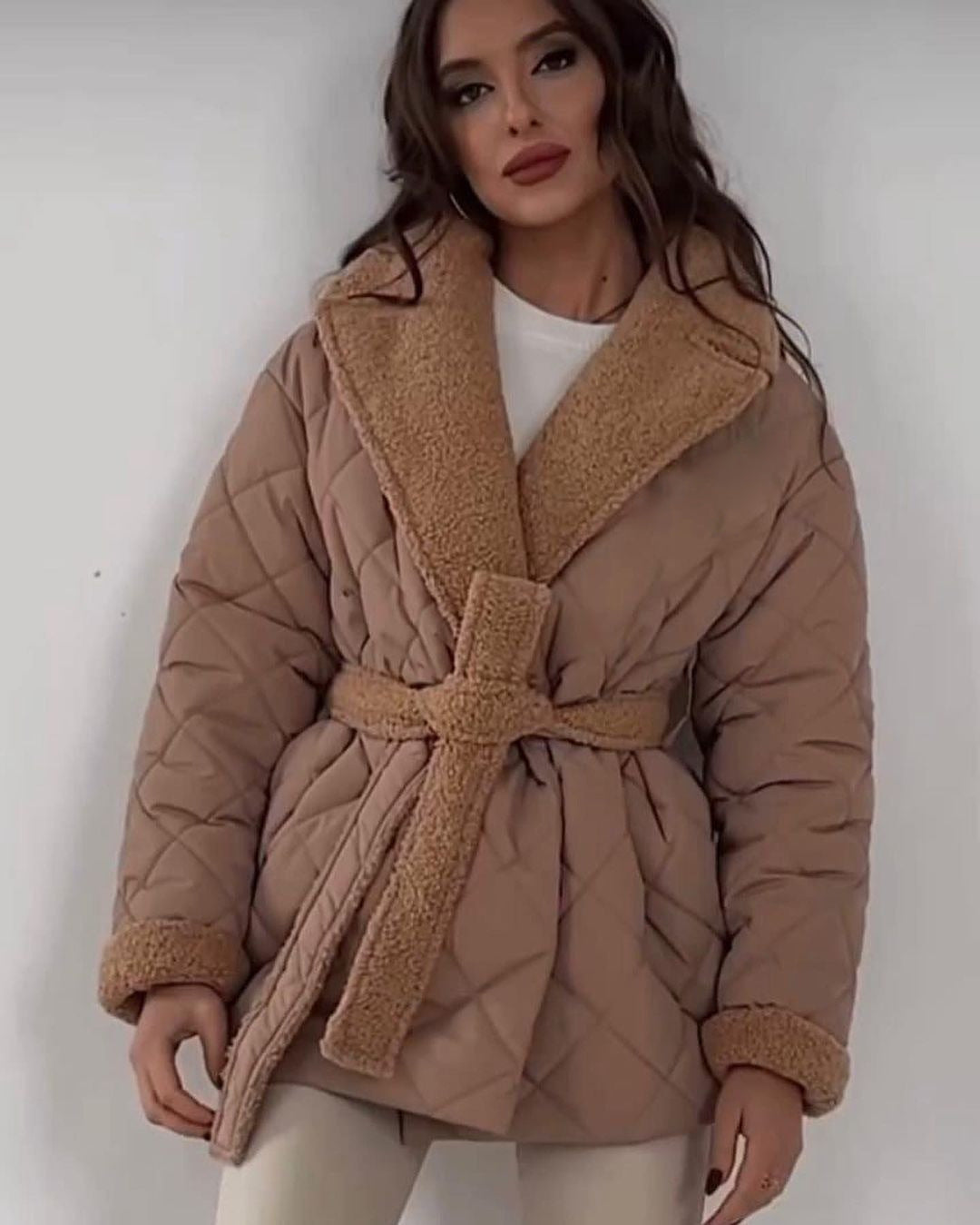 Kurz geschnittene Jacke mit umschlagbarem Kragen – Bild 5 | LuxeStyle