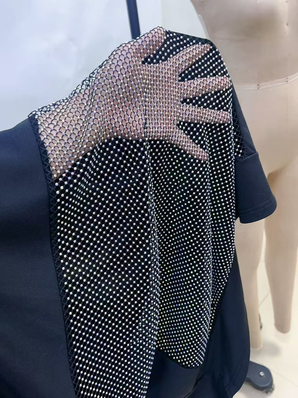 Rundhals-Pullover mit Cut-Outs und Strass