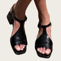 Sandalen mit eckiger Zehenpartie und T-Riemen – Bild 1 | LuxeStyle