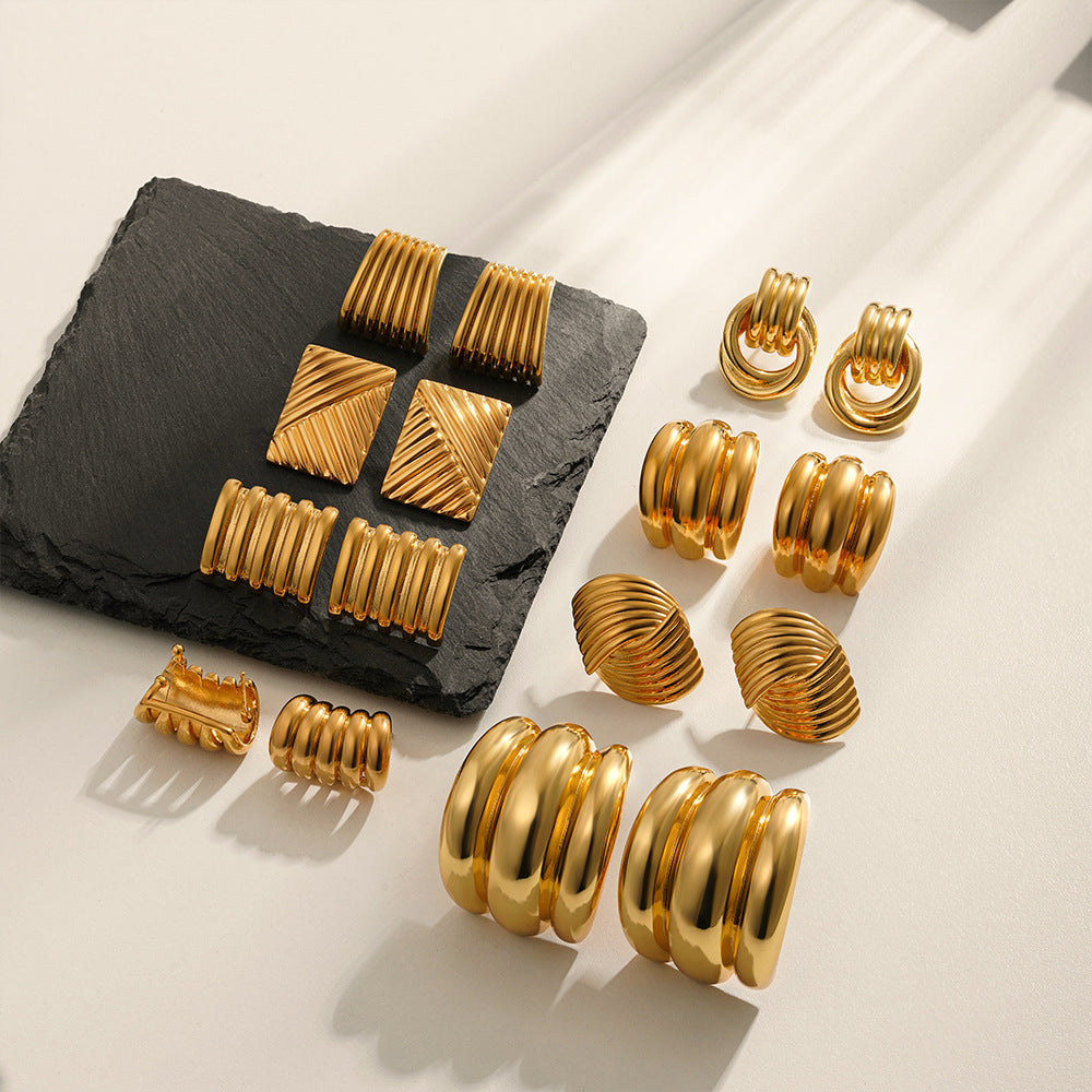 Goldene Streifenohrringe