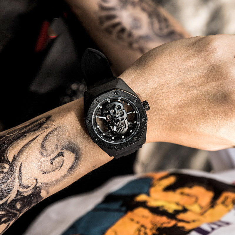 Totenkopf Sportuhr aus Silikon – Bild 3 | LuxeStyle