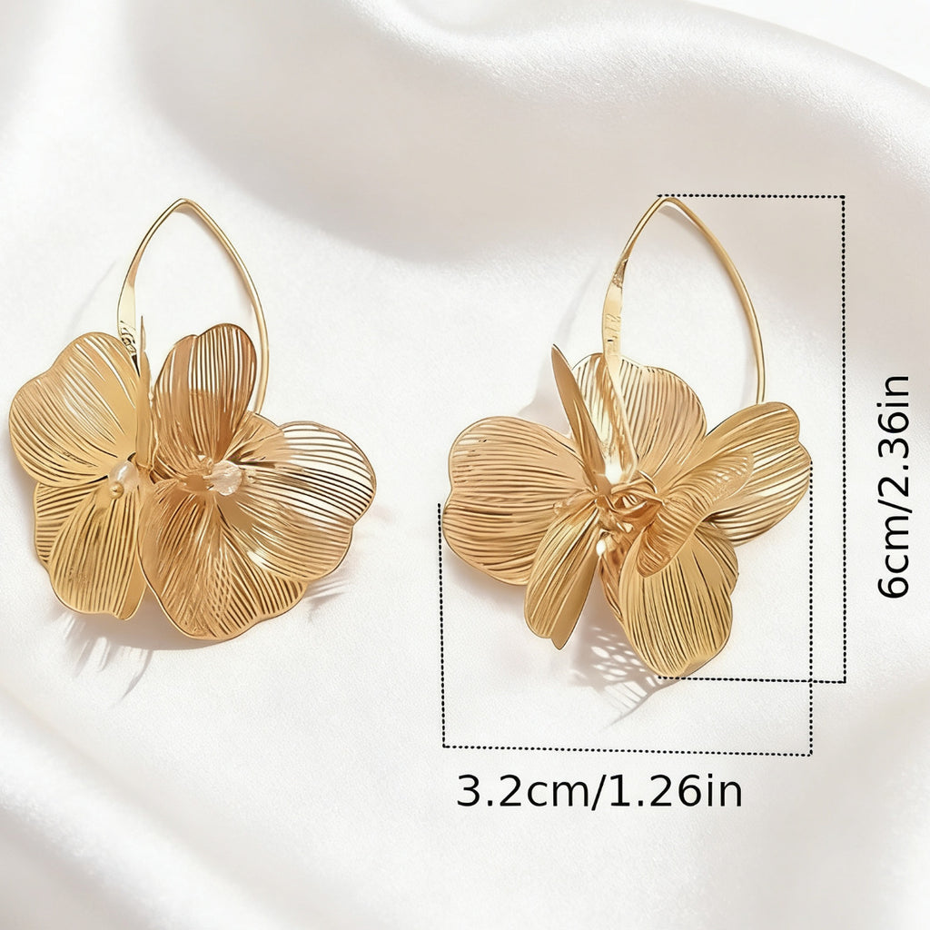 Ohrstecker mit hohlem Blumen-Design