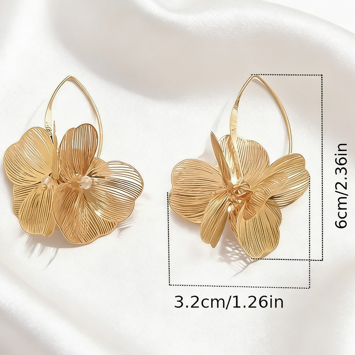 Ohrstecker mit hohlem Blumen-Design