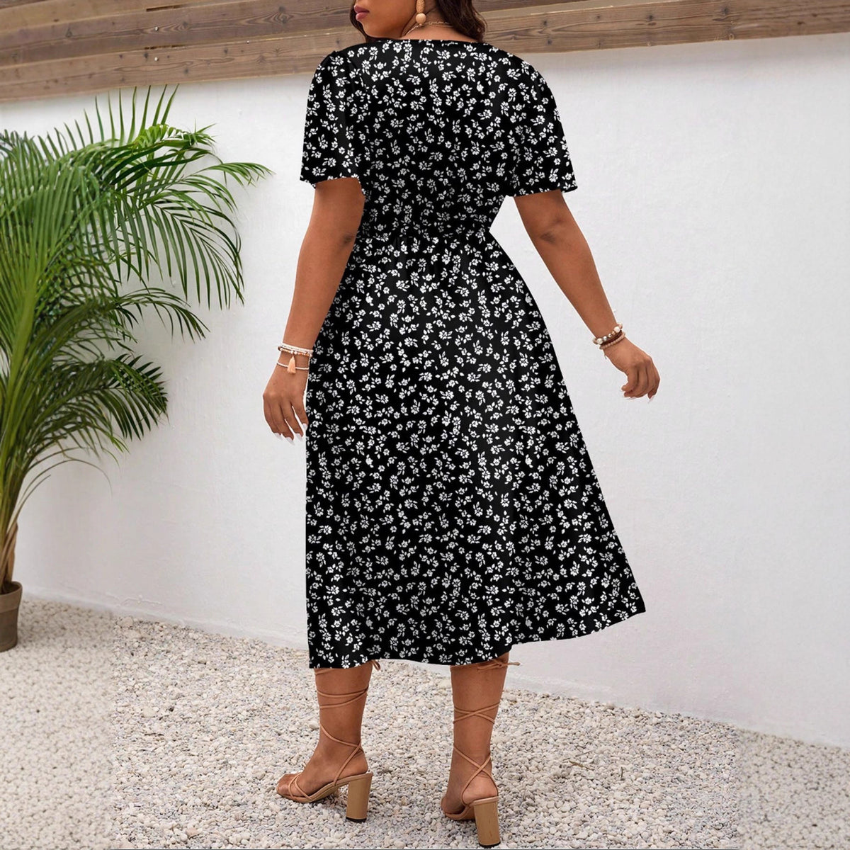 Sommerliches V-Neck Blumenkleid in grossen Grössen – Bild 5 | LuxeStyle