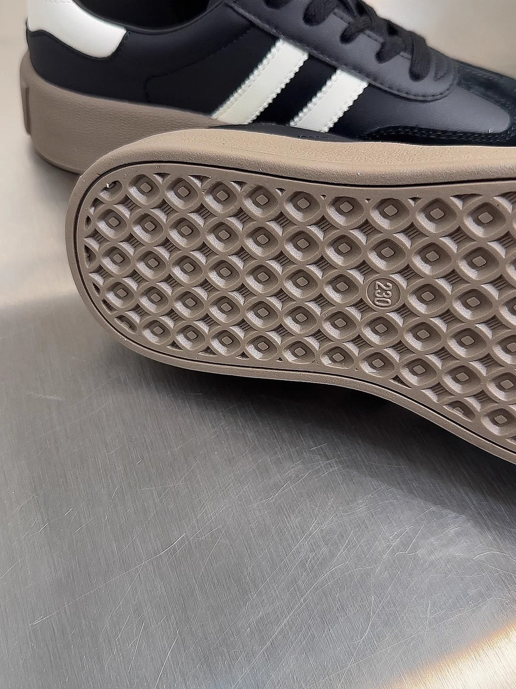 Vintage-Sneaker mit Rundkappe