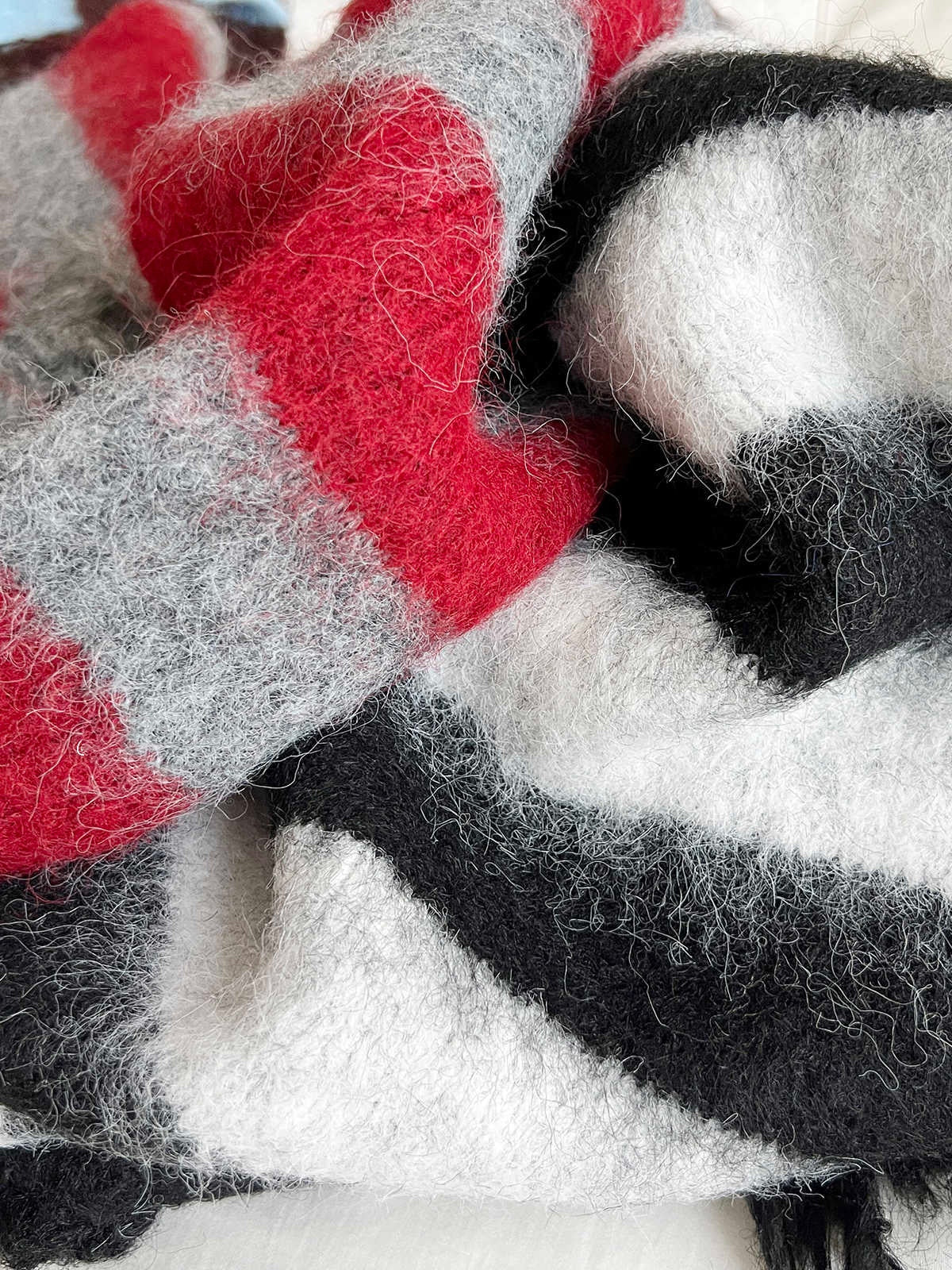 Winterlicher Streifen-Schal – Bild 7 | LuxeStyle