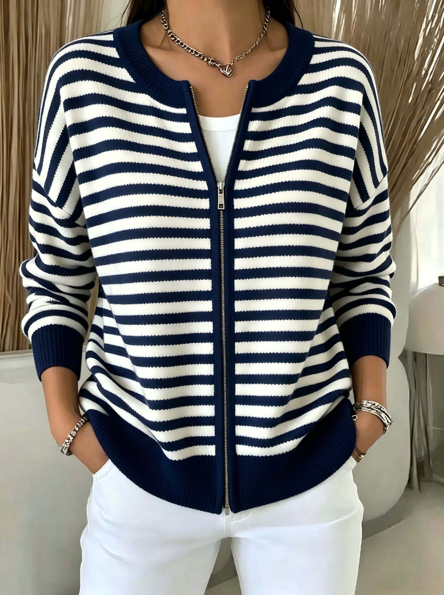 Gestreifte Strickjacke mit Reissverschluss