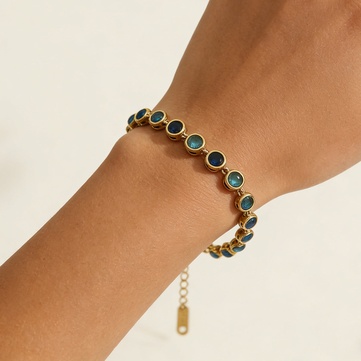 Goldene Rundarmreife – Bild 3 | LuxeStyle
