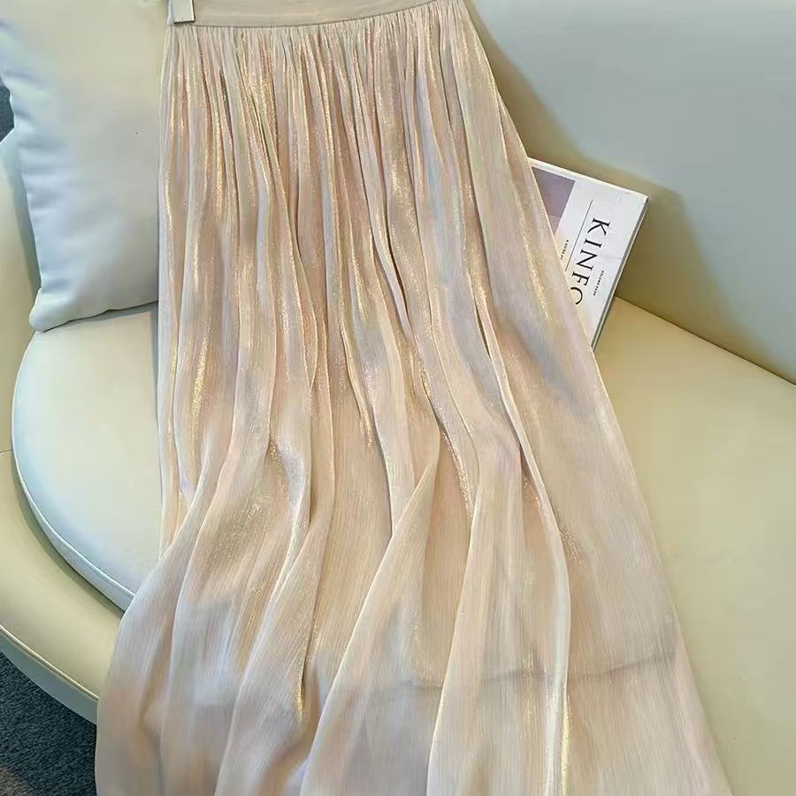 Ausgestelltes Sommerkleid mit hoher Taille