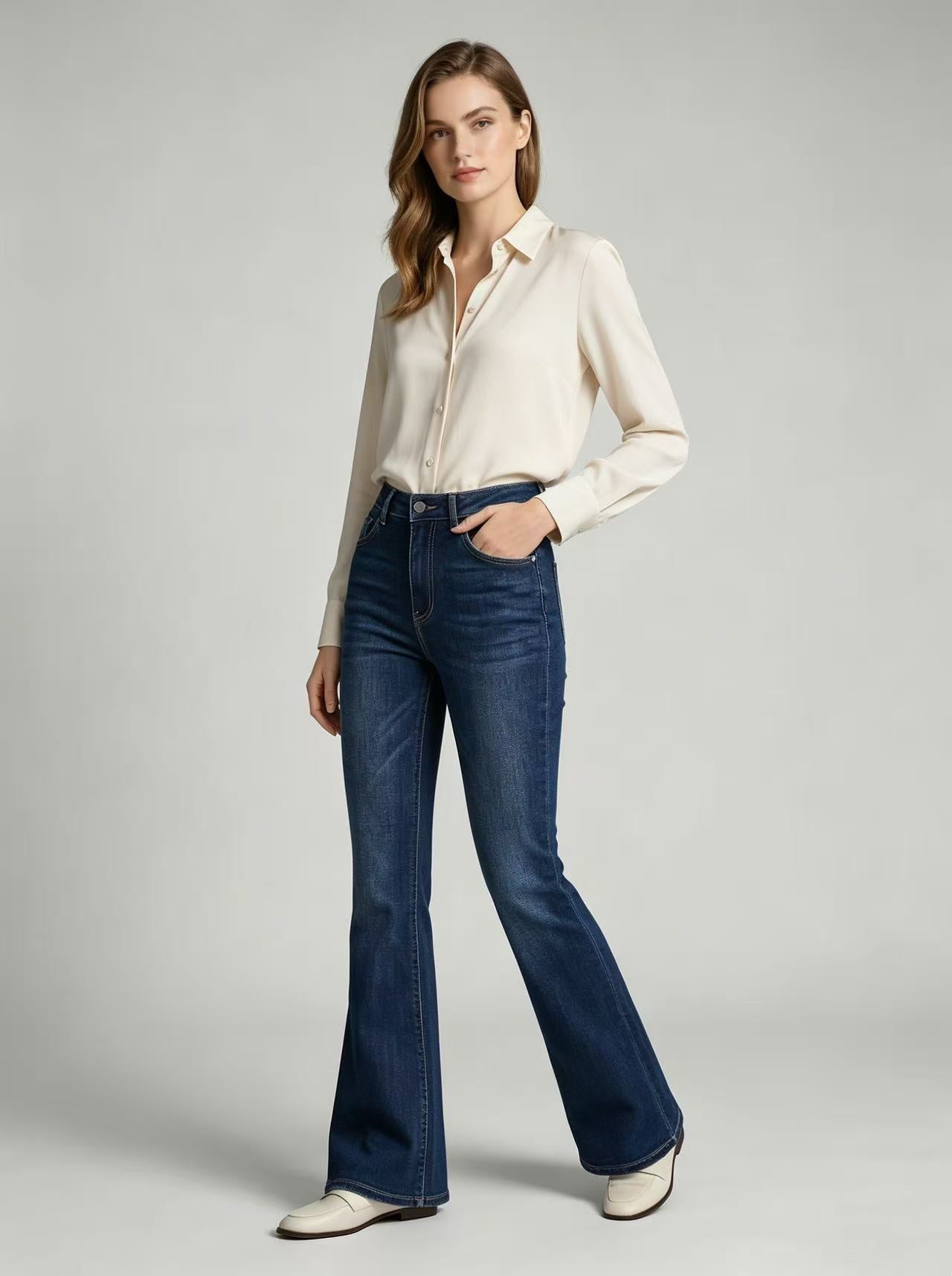 High-Waist Slim-Fit Jeans mit leicht ausgestelltem Bein