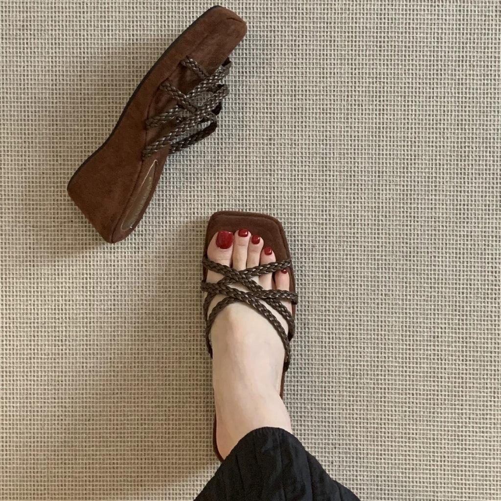 Keilsandalen mit Plateau und offener Spitze