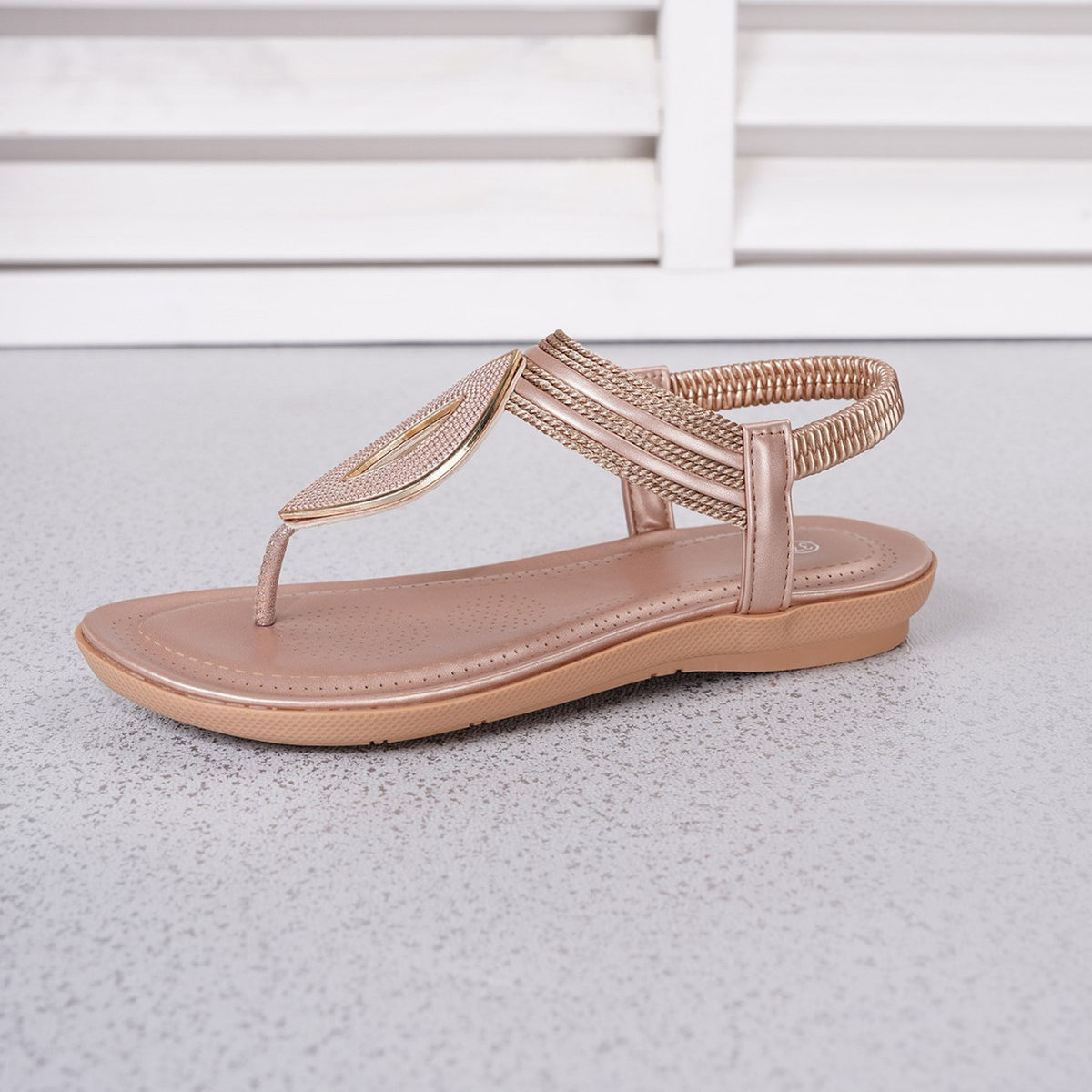 Flache, mit Pailletten besetzte römische Sandalen – Bild 2 | LuxeStyle