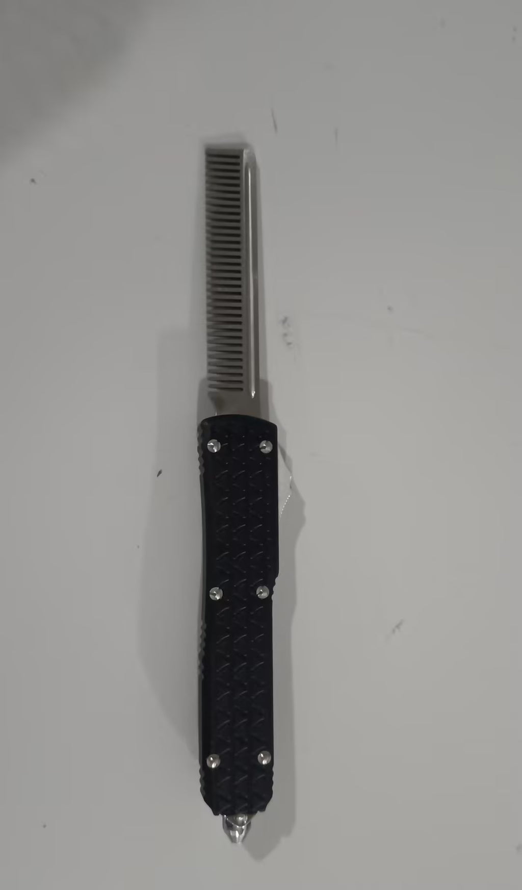 Kamm mit Stahlklinge