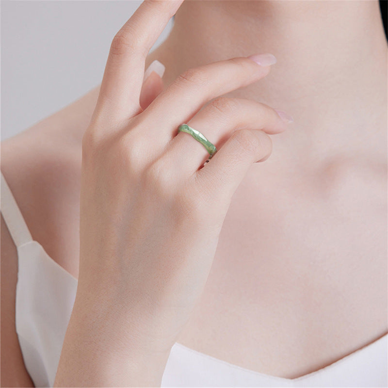Jadestein Ring mit Bambus-Knoten Design