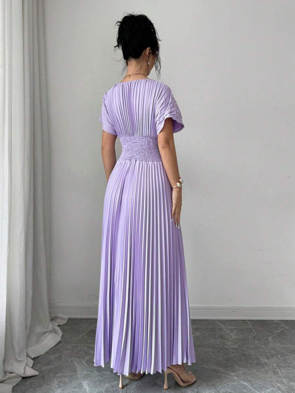 Damen Faltenkleid mit Perlen-Detail – Bild 2 | LuxeStyle