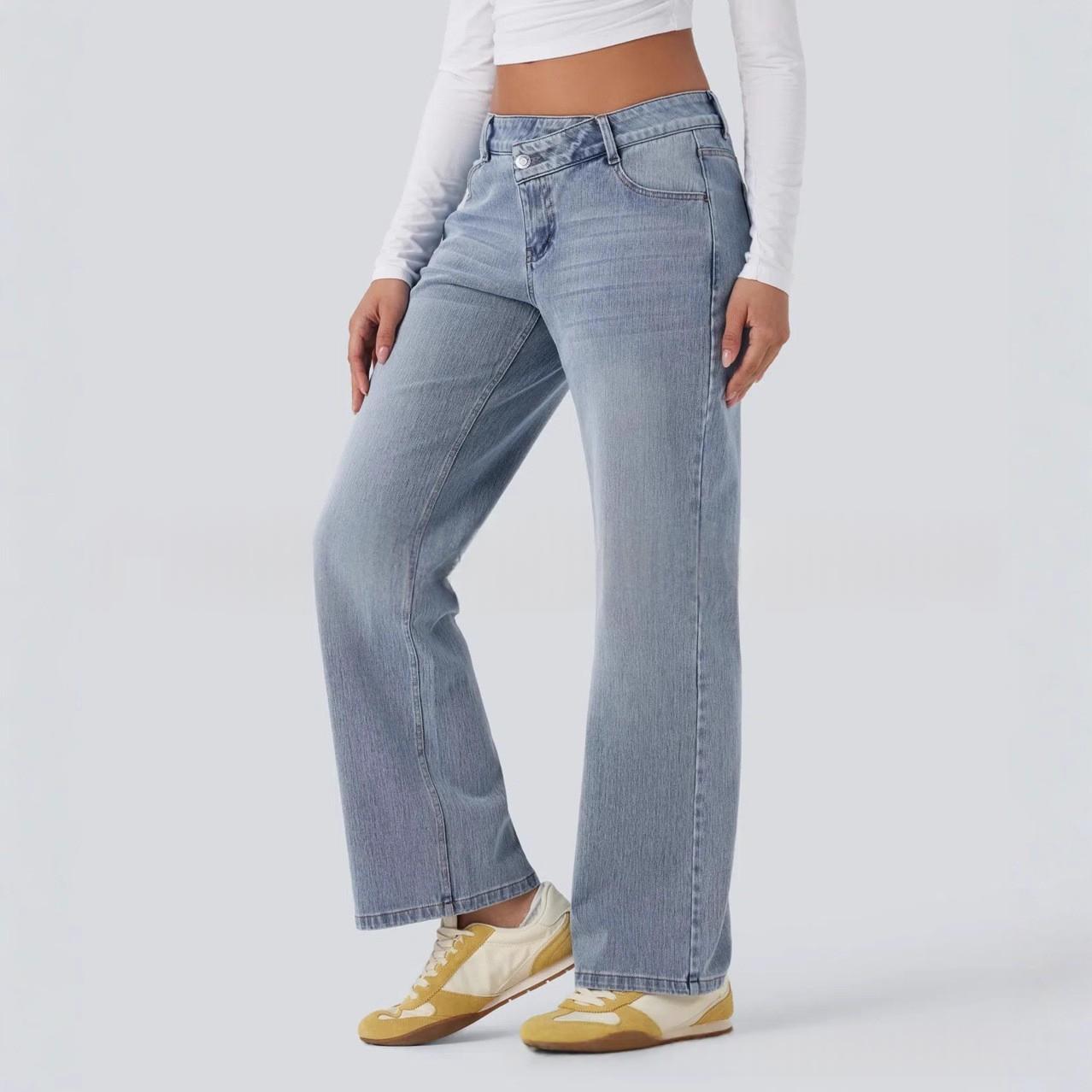 Asymmetrische Low-Rise Jeans mit Knopfleiste