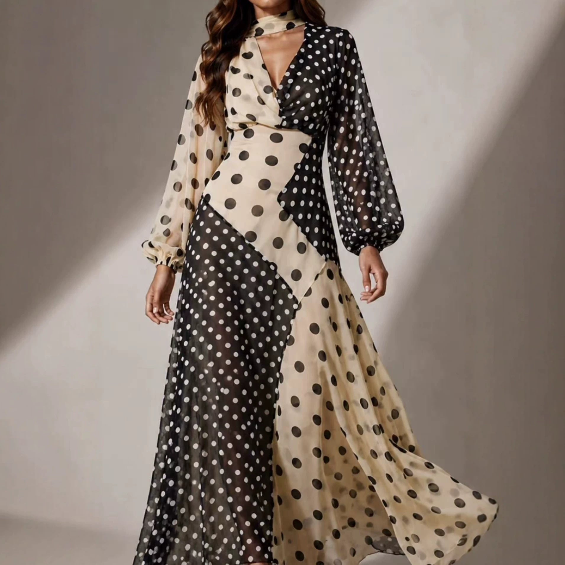 Off-Shoulder Polka-Dot Midi-Kleid mit Patchwork