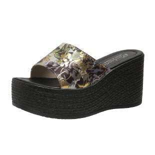 Keilabsatz-Sandalen mit Plateau