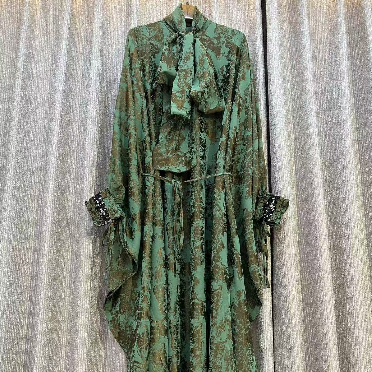 Maxikleid mit Fledermausärmeln & Pailletten – Bild 4 | LuxeStyle