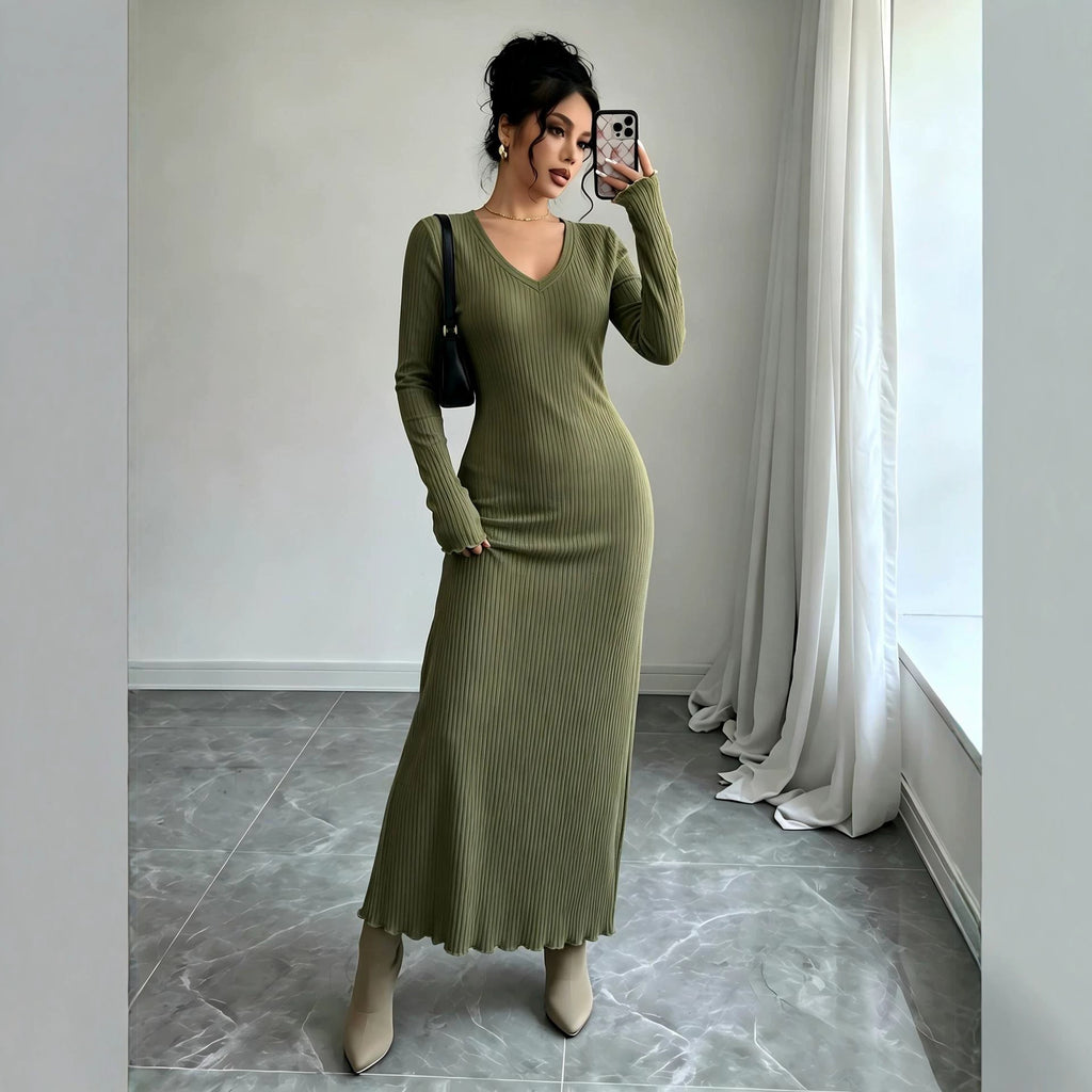 Geripptes Strickkleid mit V-Ausschnitt