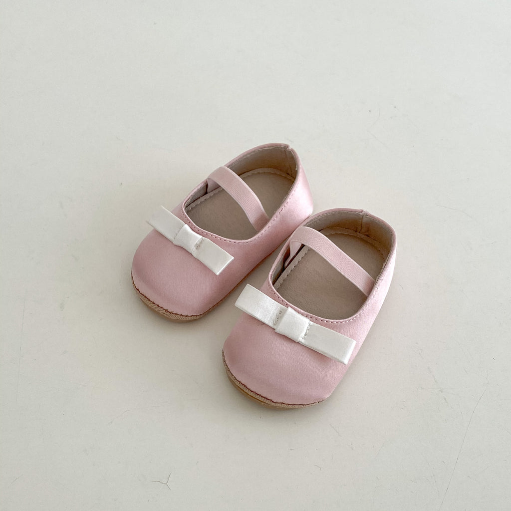 Süsse Kinderschuhe mit Schleife, atm.