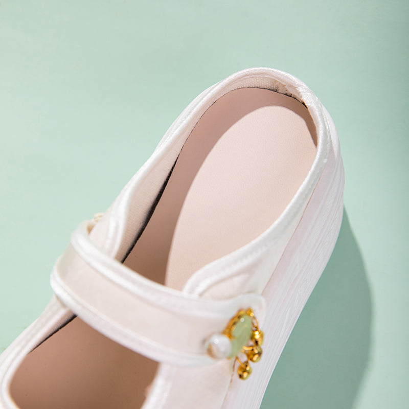 Bestickte Plateau-Mules im Vintage-Stil