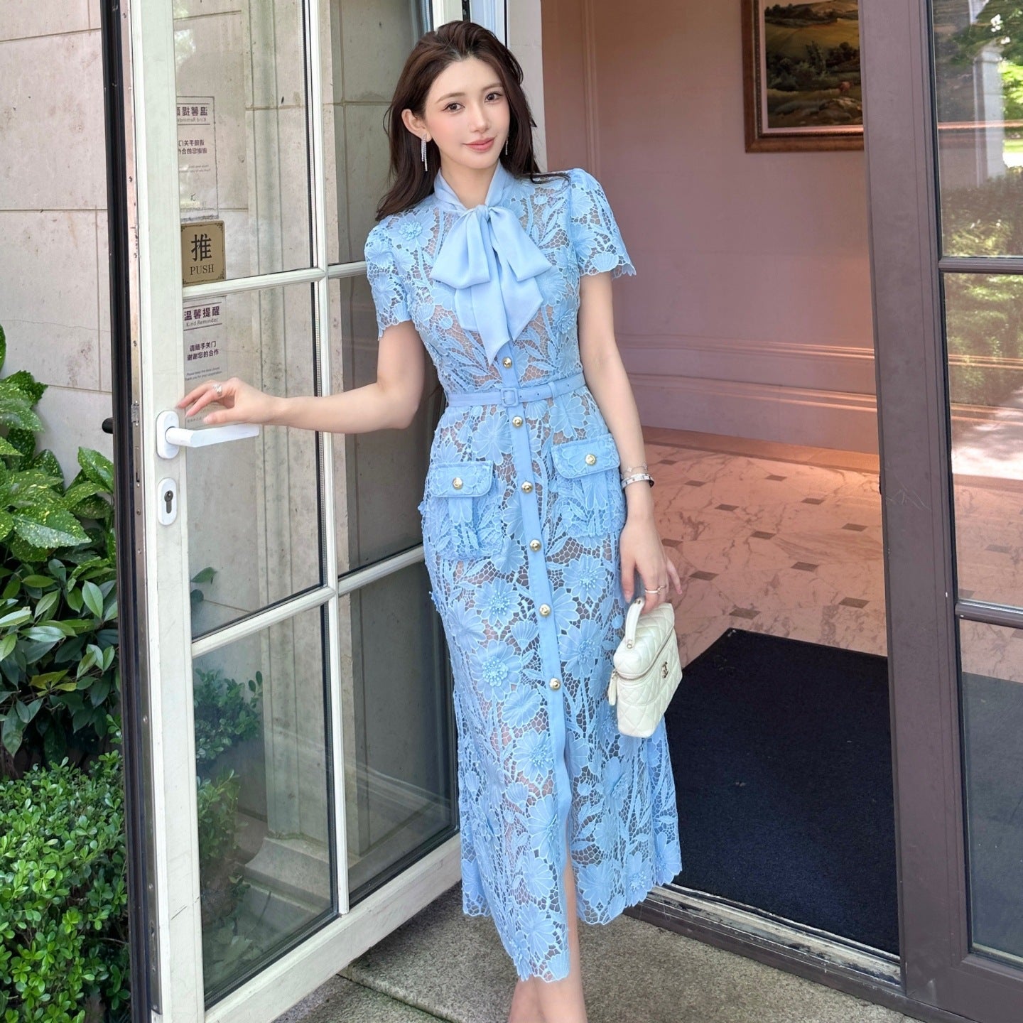 Französisches Spitzenkleid mit 3D-Blumen