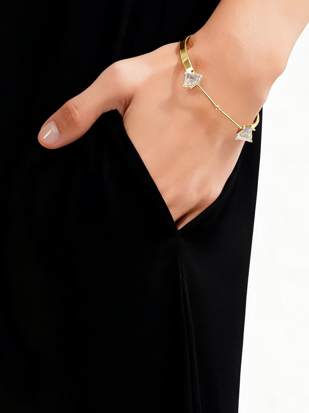 Gemustertes langes Kleid mit V-Ausschnitt
