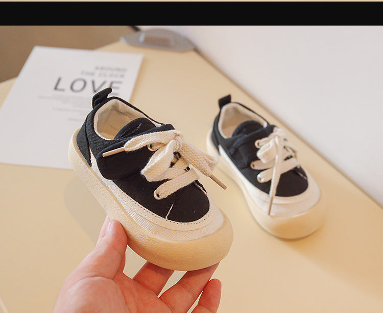Weiche Kinderschuhe mit Klettverschluss