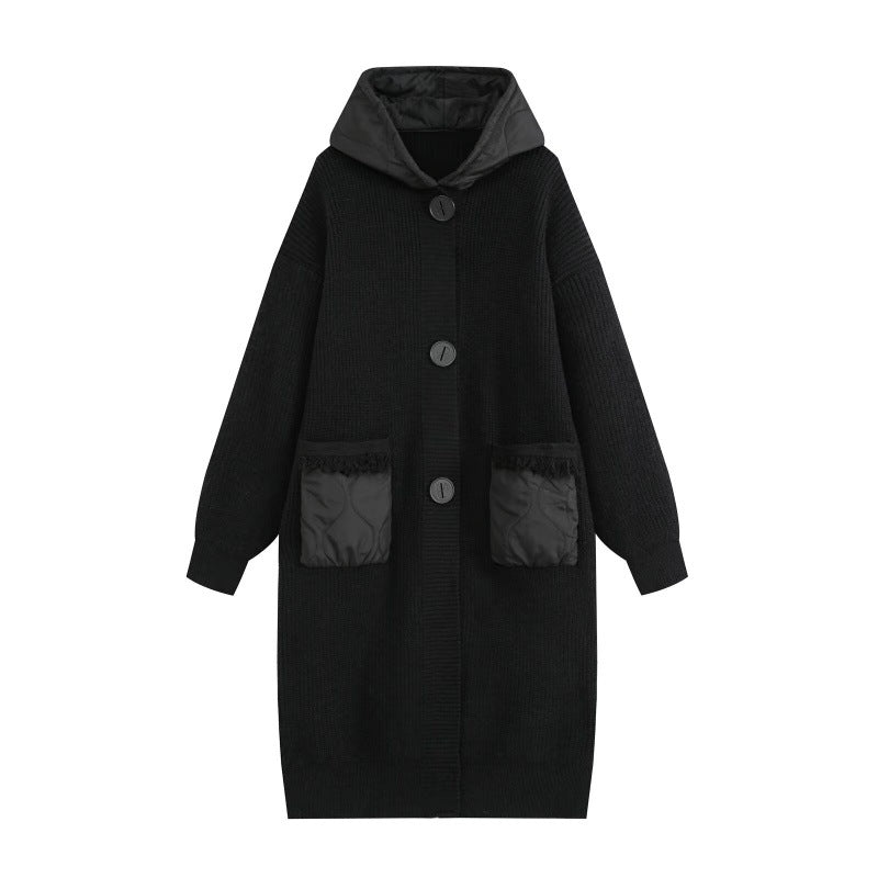 Langer Strickmantel mit Kapuze und Steppfutter | LuxeStyle