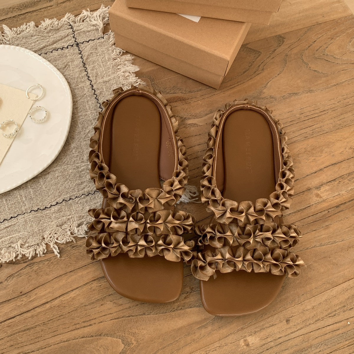 Französische Sandalen mit eckiger Spitze
