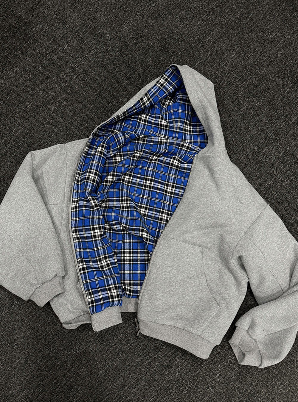 Minimalistischer Kapuzenpullover mit Reissverschluss