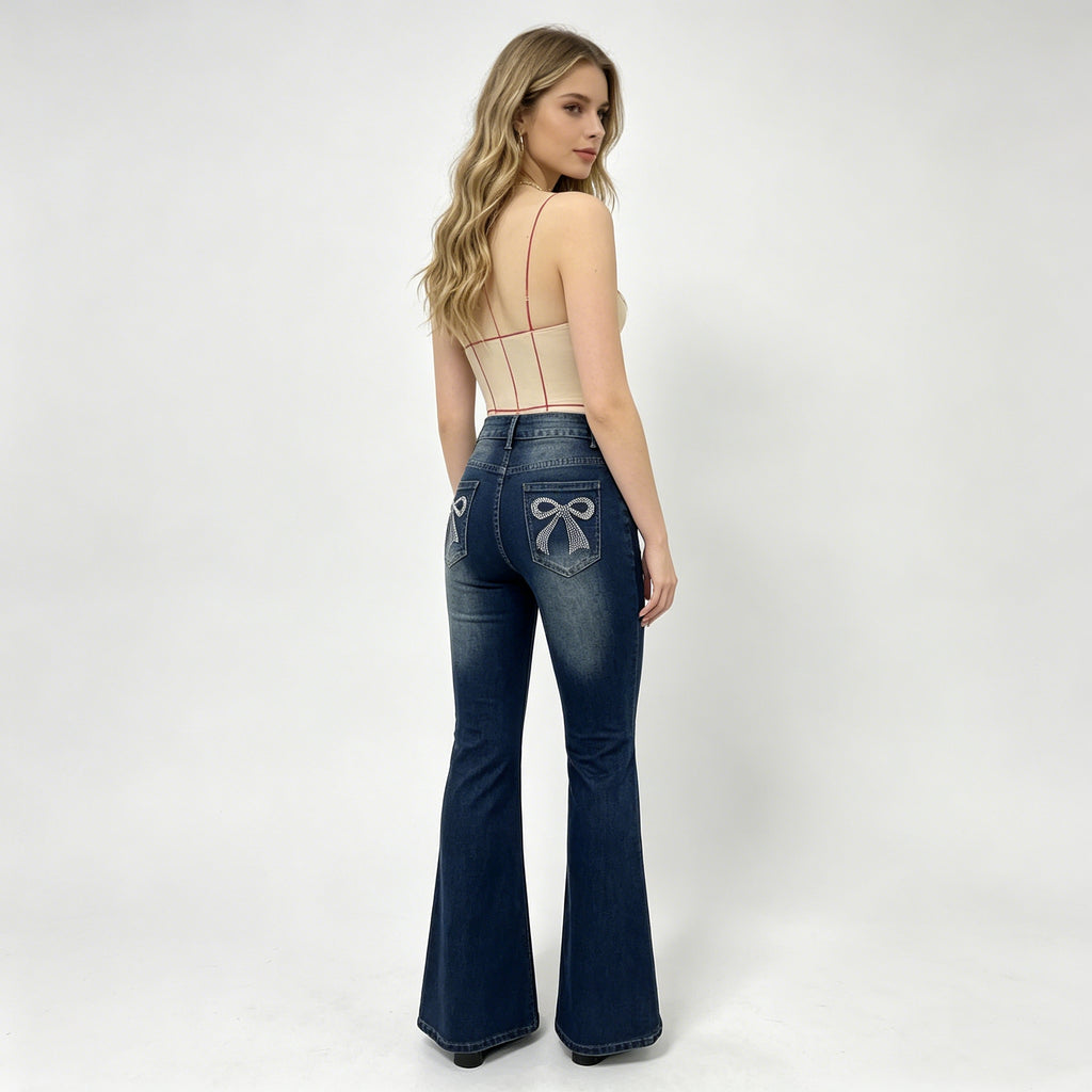 Damenjeans mit weitem Schnitt und Steinchen-Verzierung