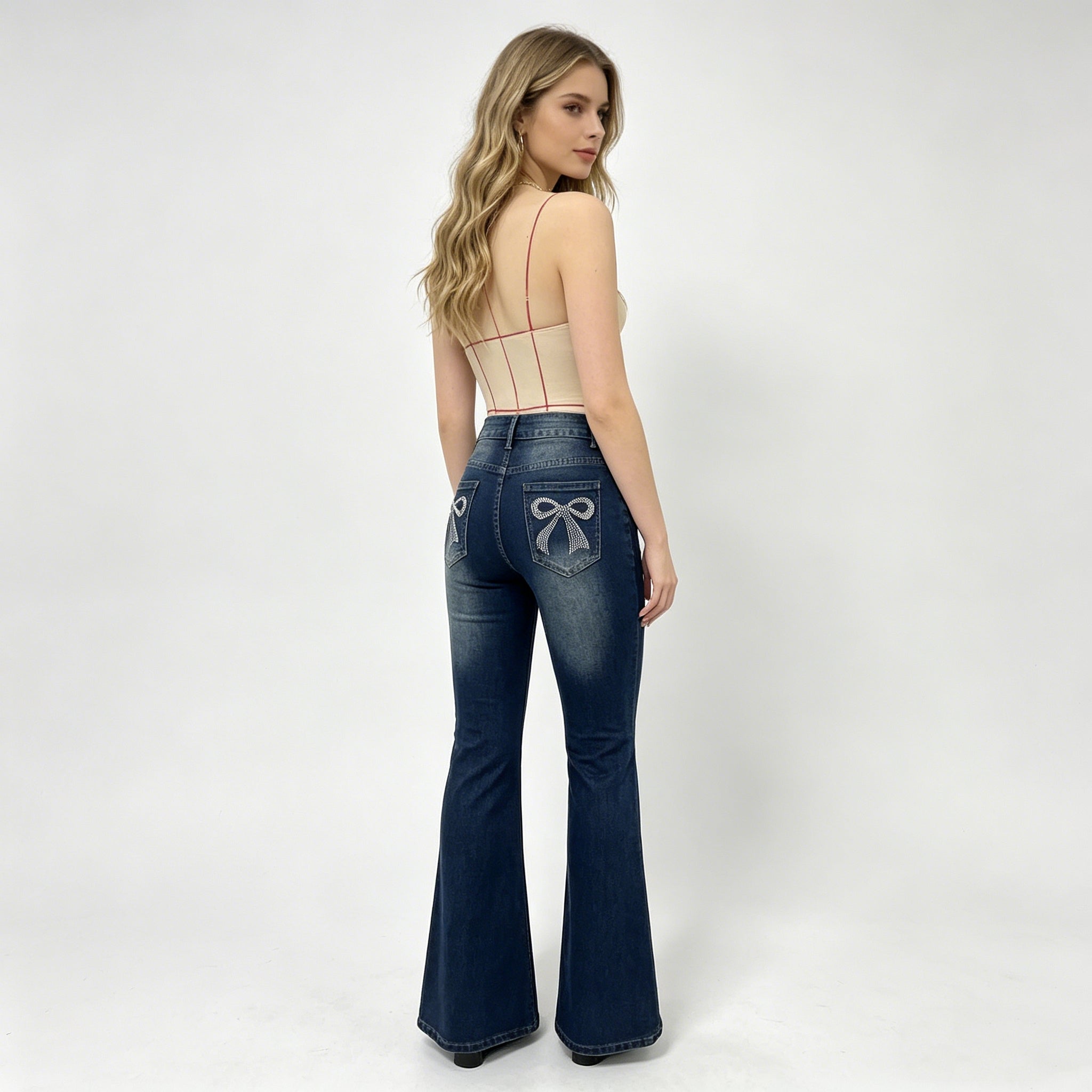Damenjeans mit weitem Schnitt und Steinchen-Verzierung