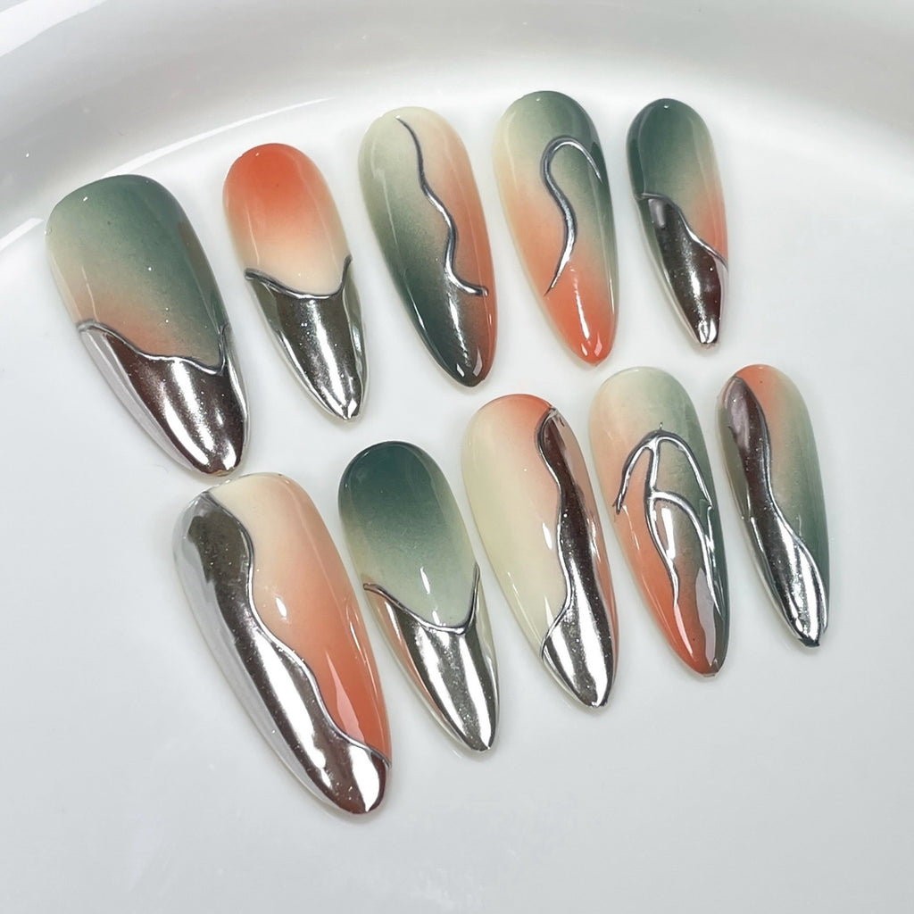 Nagelkunst mit Metallic-Designs