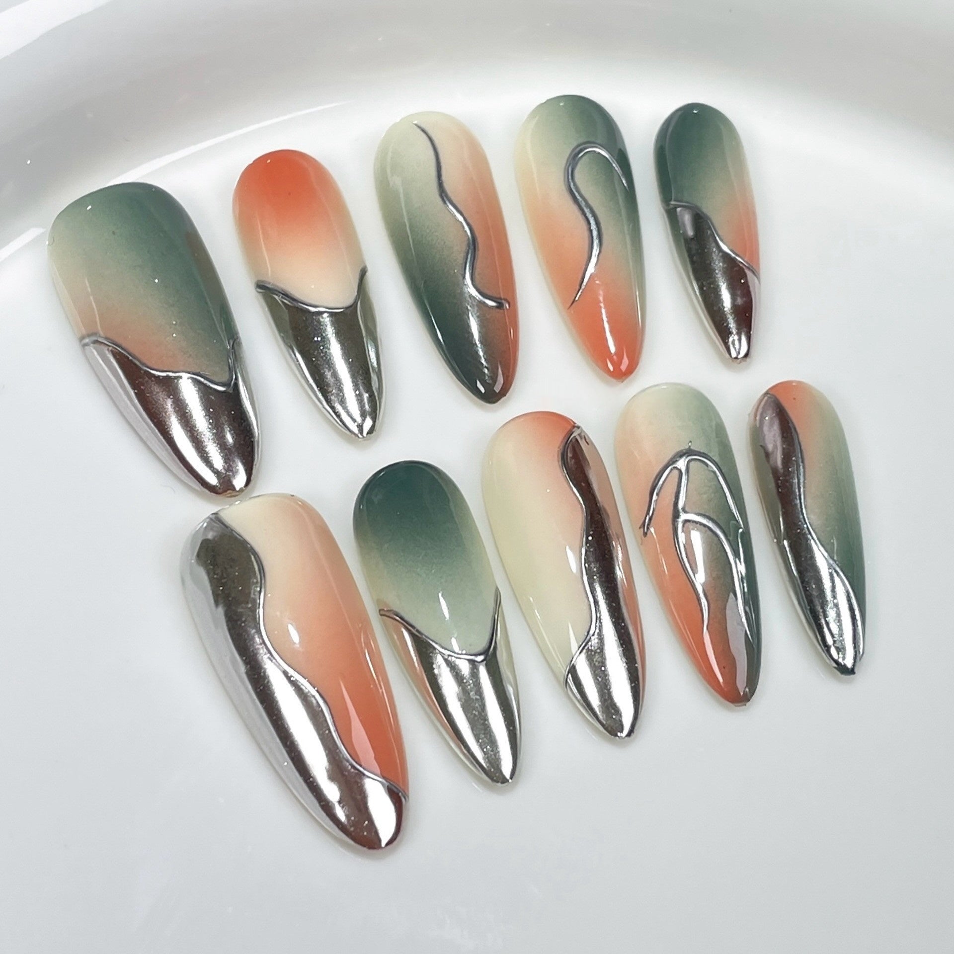 Nagelkunst mit Metallic-Designs