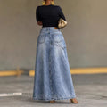 Hochgeschnittener Denim-Midi-Rock mit asymmetrischen Schlitzen