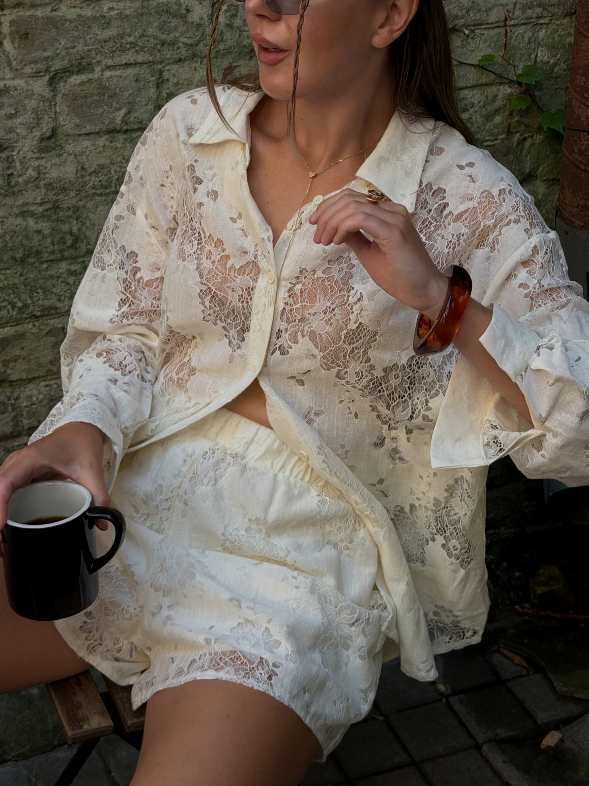 Florales Spitzen-Set: Oversized Hemd & Shorts