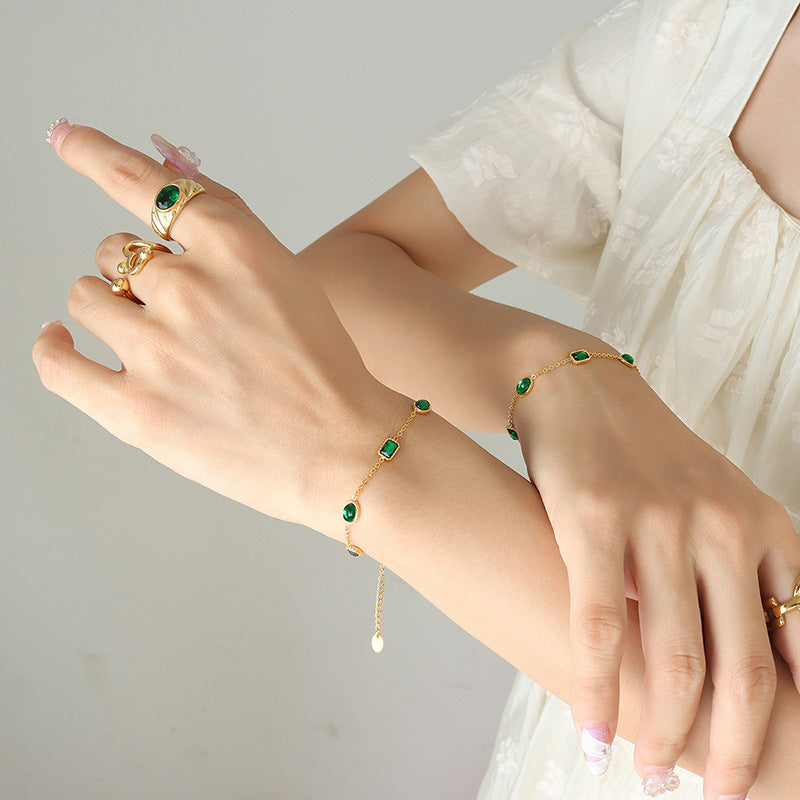 Vergoldetes Zirkon-Armband mit Smaragd-Inlay – Bild 2 | LuxeStyle
