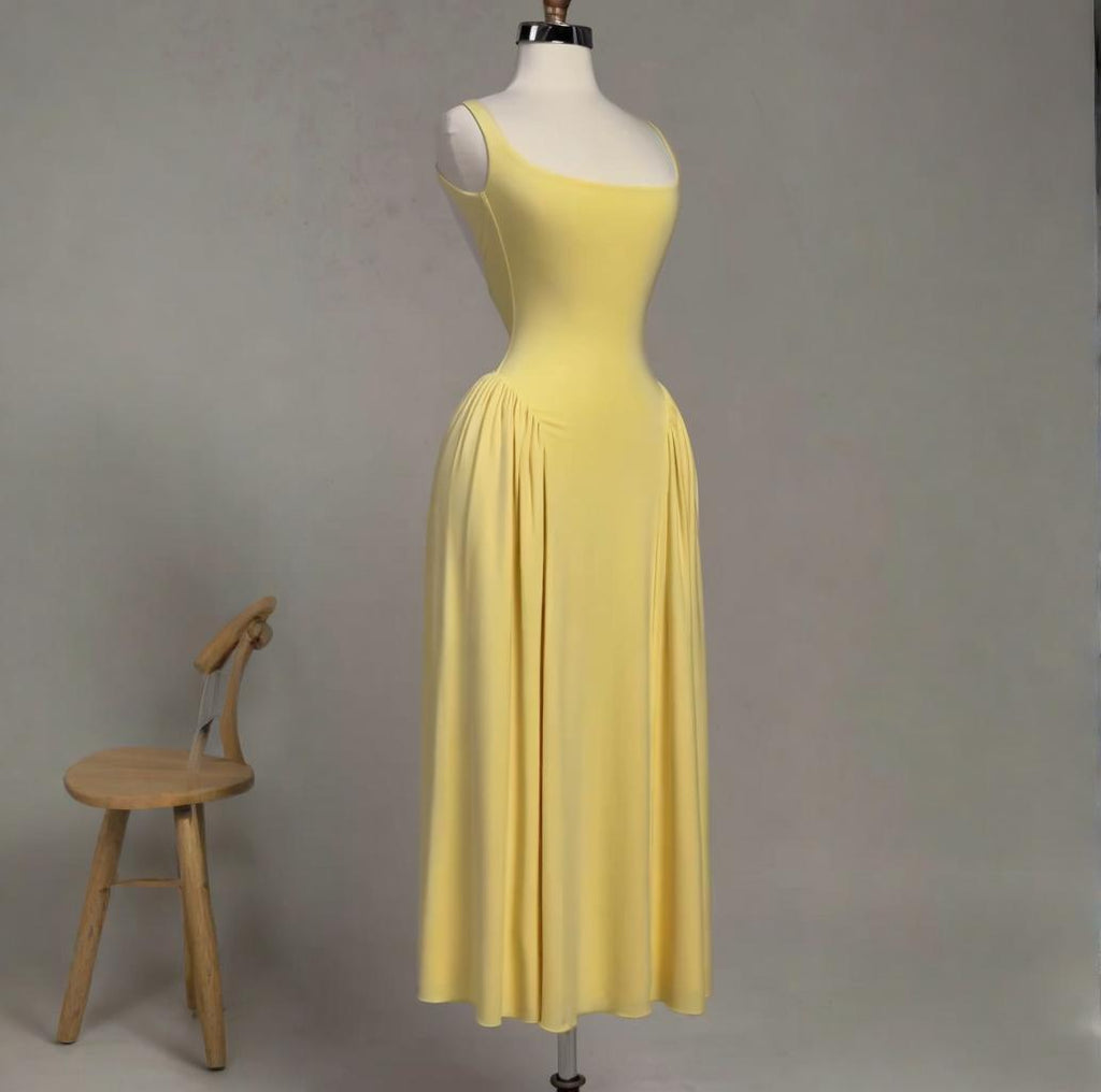 Elegantes Plisseekleid mit eckigem Ausschnitt
