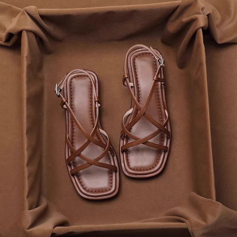 Sandalen im Retro-Stil mit überkreuzten Riemen