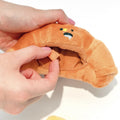 Plüschtier mit Sound für Hunde – Butter Croissant – Bild 3 | LuxeStyle