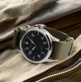Fashion-Sportuhr mit Edelstahl- und Nylonarmband – Bild 2 | LuxeStyle