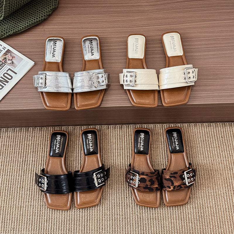 Outdoor Slides mit Leopardenmuster