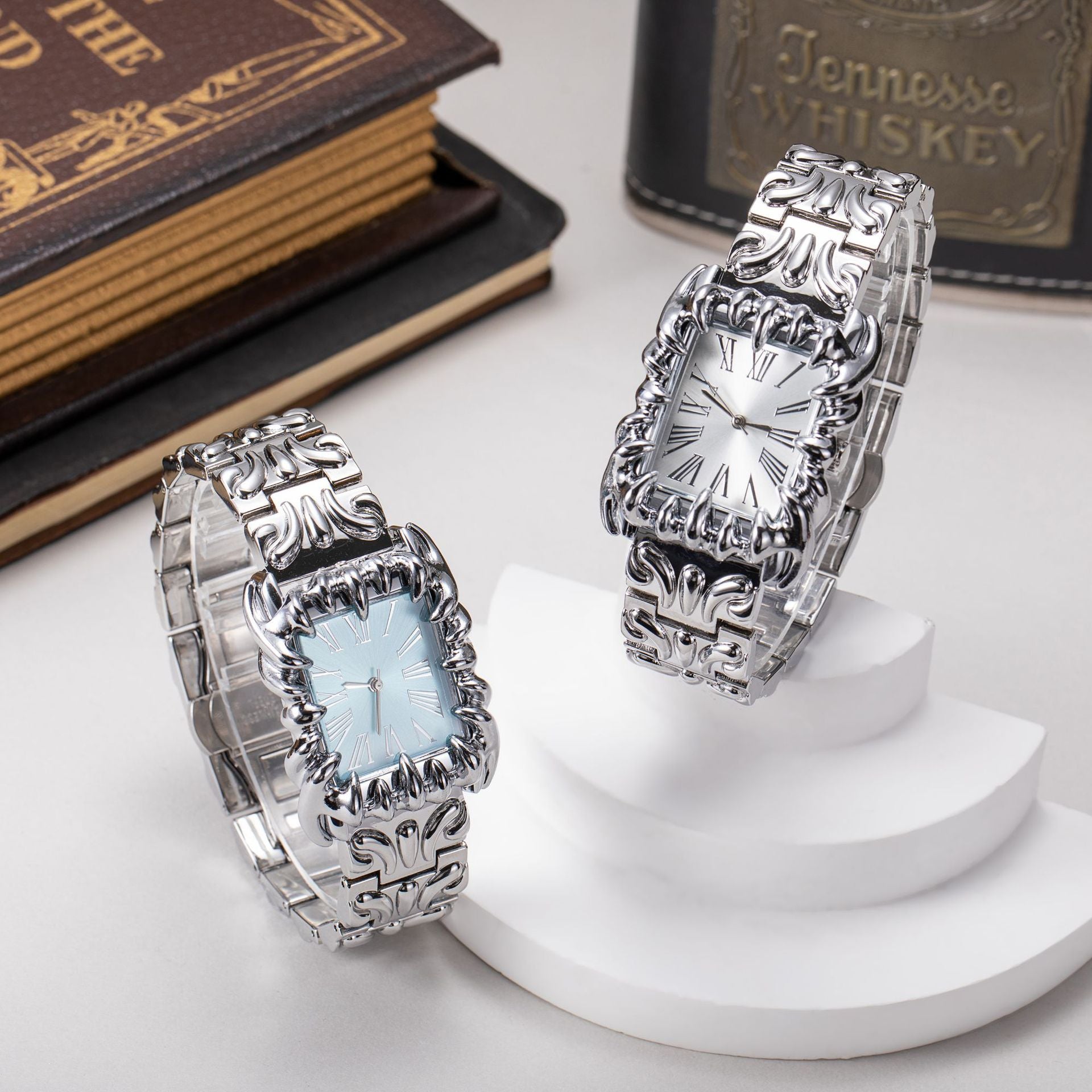 Retro Herrenuhr mit Prägung und Edelstahlarmband